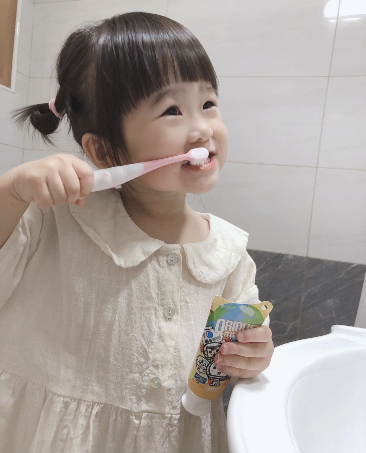 愛笑的晴寶說：乳牙健康也很重要唷！我最愛的兒童牙膏是奇瑞斯雙效紫錐菊護齒膏！